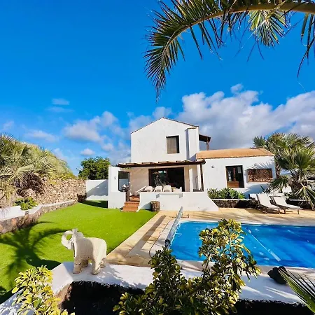 Sonrisa - Family & Surf Escape & Private Pool Villa La Oliva