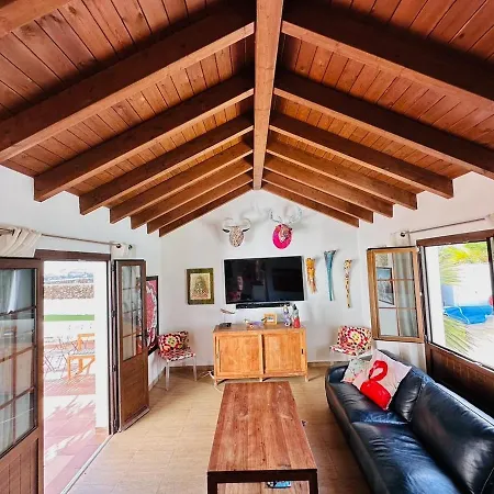Sonrisa - Family & Surf Escape & Private Pool Villa