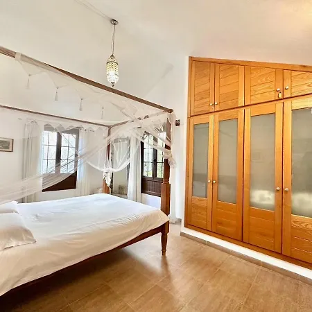 Sonrisa - Family & Surf Escape & Private Pool Villa *