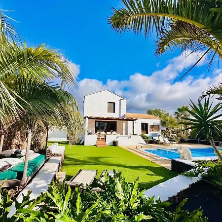 Villa Sonrisa - Family & Surf Escape & Private Pool La Oliva